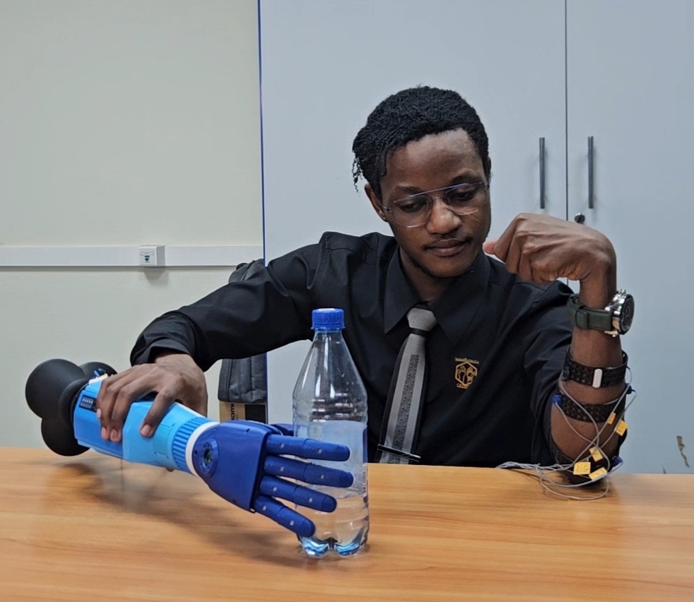 Testing the InnoAby prototype with muscle signal electrodes
